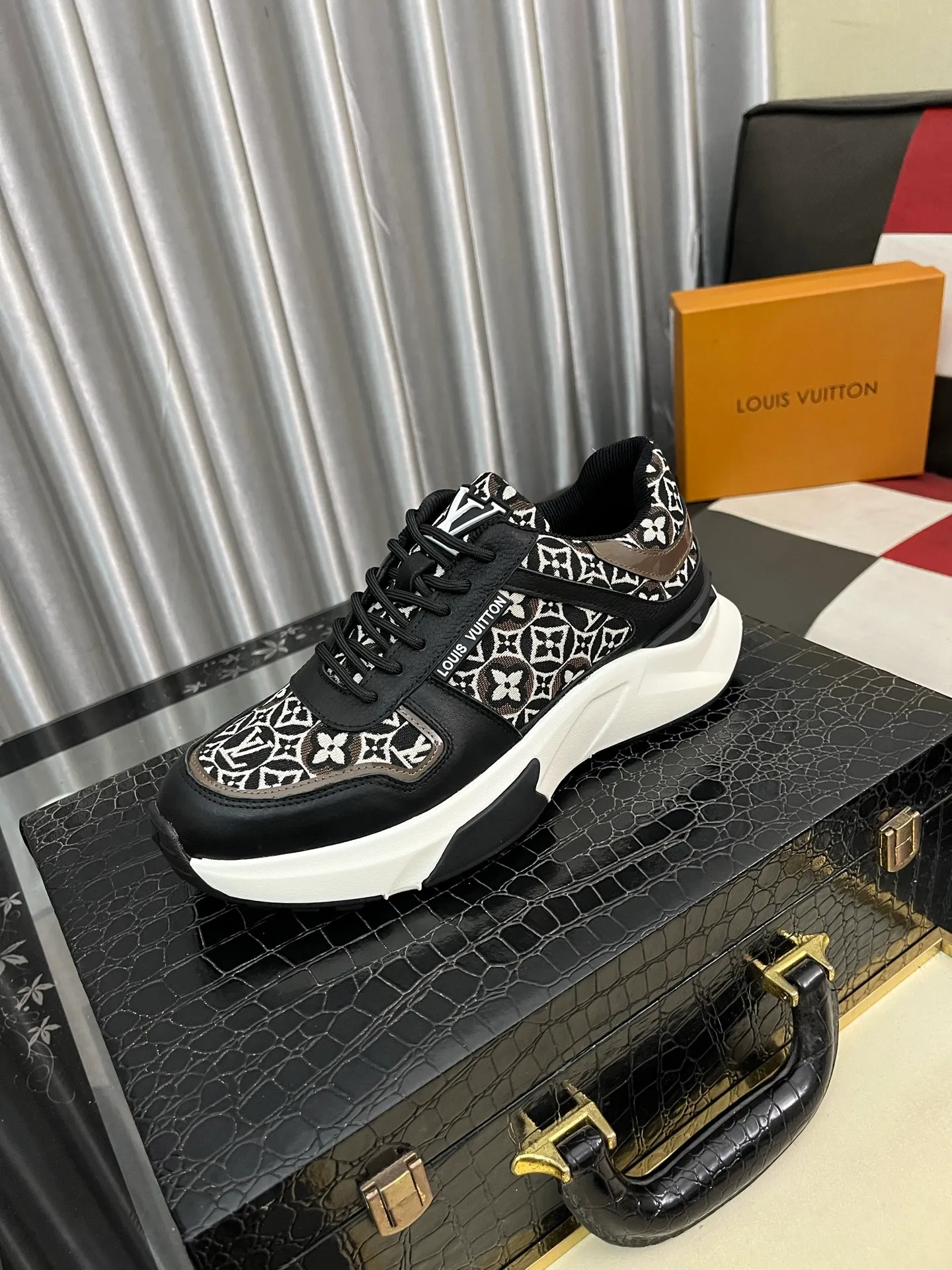 Men's shoes 💰458⌚️⌚️【LOUlS VUlTTON】Louis Vuitton ~ unique and casual style. LV counter purchasing 🏃casual shoes😍😍 are on sale at the men's counter at the same time. Italian imported brands select top-layer Italian cowhide. 🐑Sheepskin lining (refuses to discolor and grind feet) Sole: Original sole specially provided by the original factory 🎬Better in kind Code number: 38-444⃣️Color selection